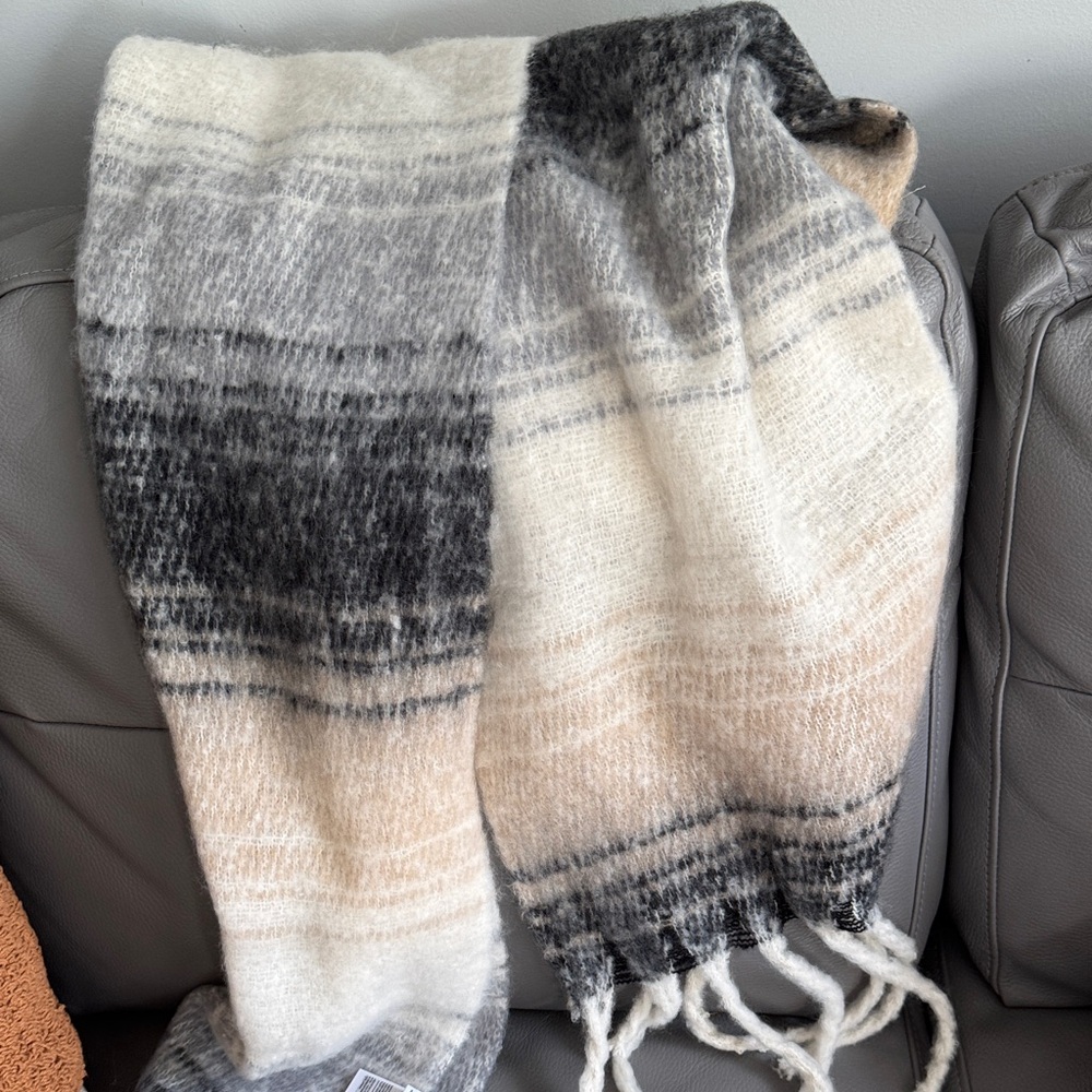 Old Navy Soft Gray and Cream Scarf - Picture 2 of 4